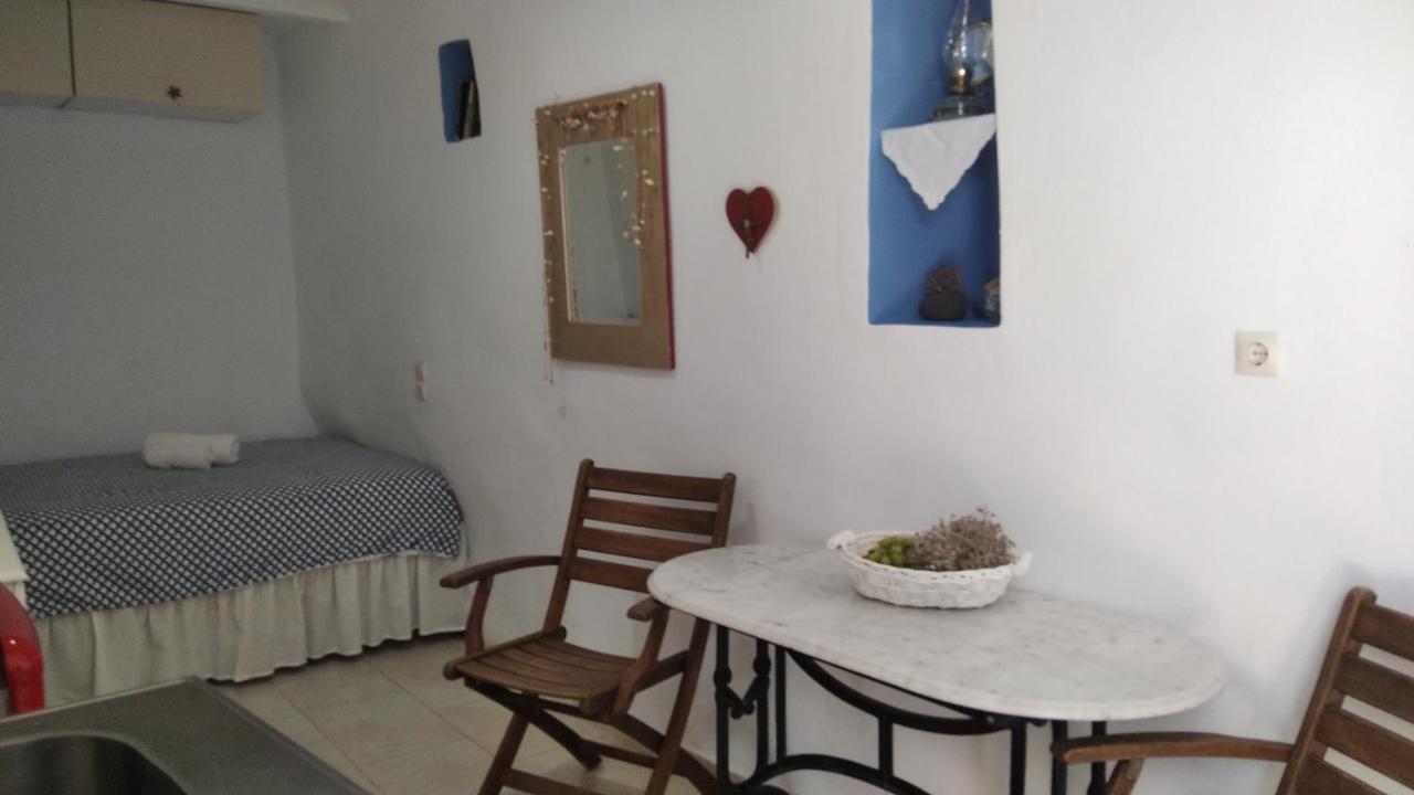 Traditional Renovated House In The Centre Of Anafi Luaran gambar